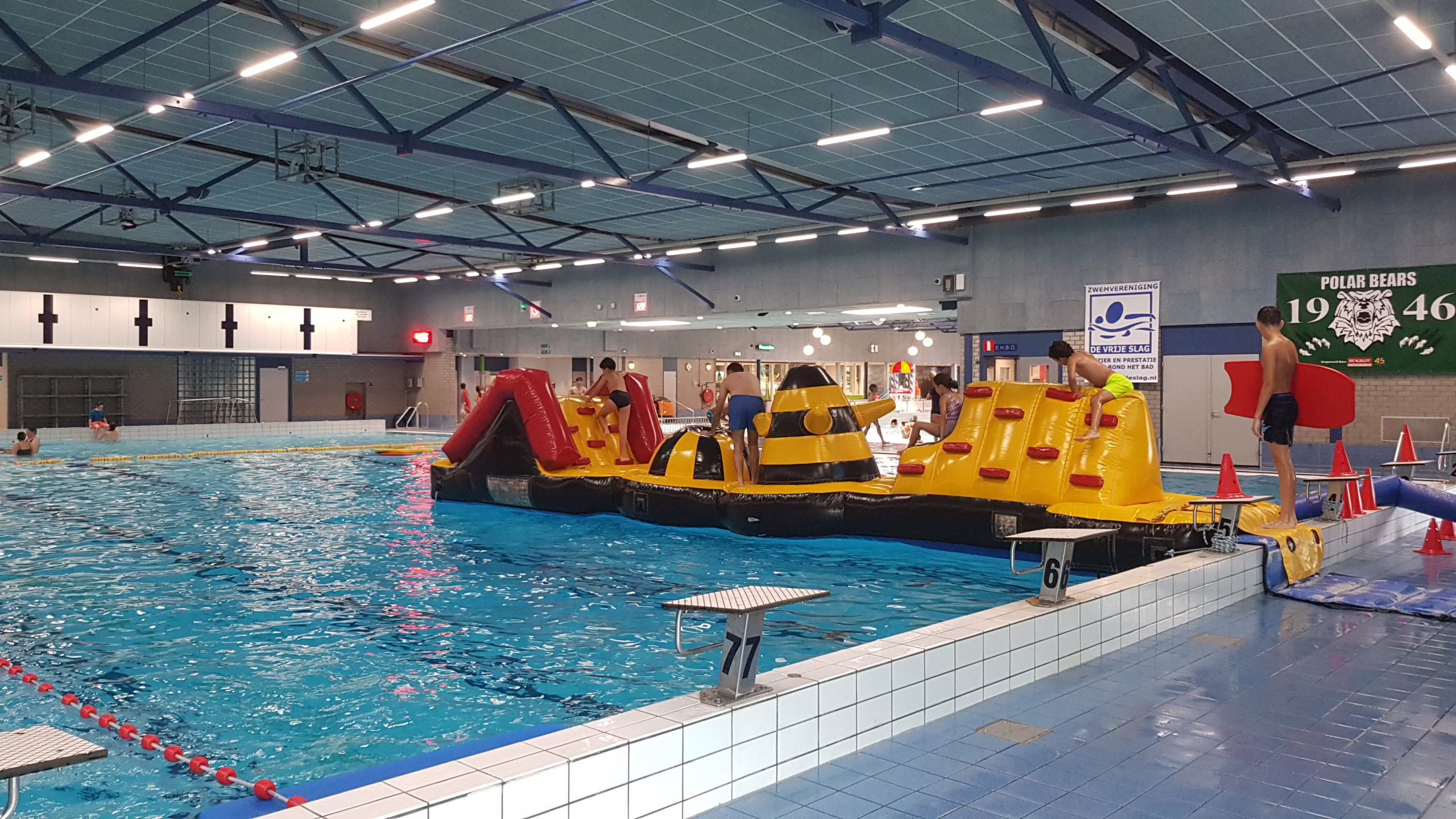Waterstormbaan in het wedstrijdbad van zwembad De Peppel