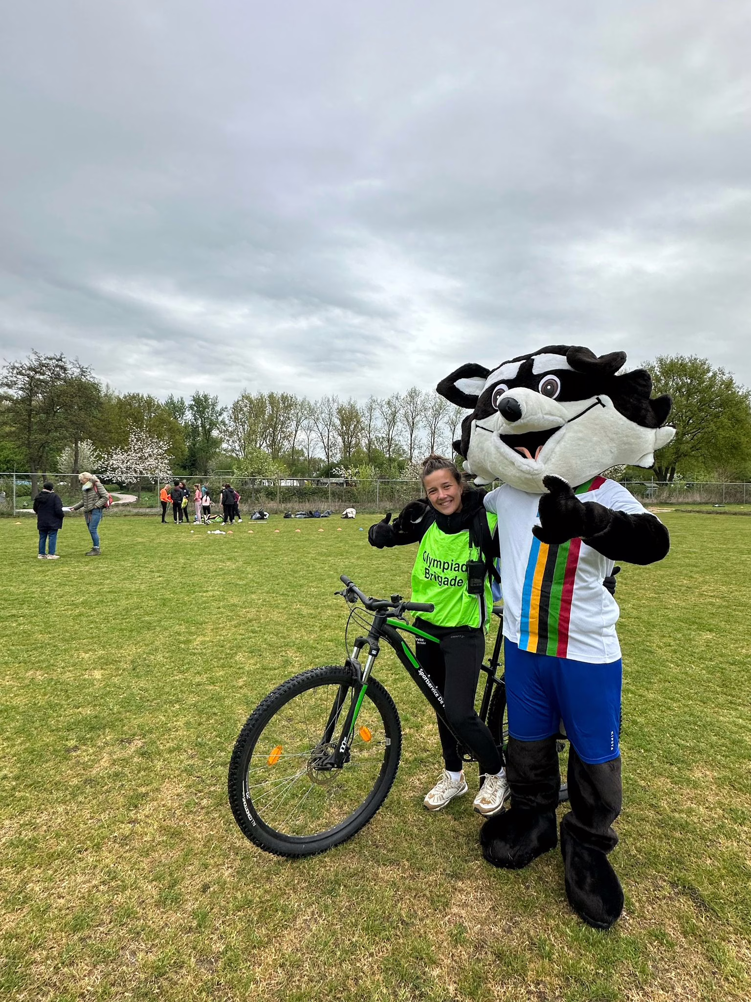 SAM en buurtsportcoach Larissa bij SAM School Olympiade