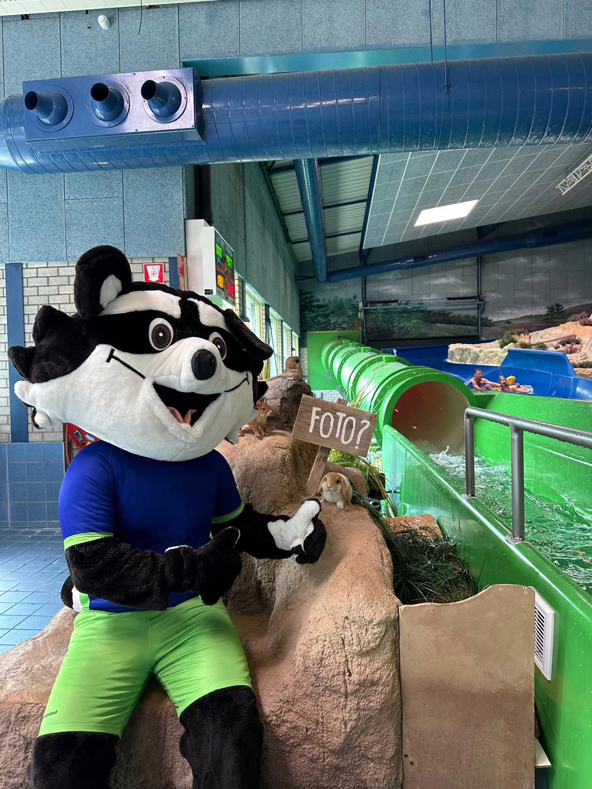 Fotomoment SAM bij glijbaan zwembad De Peppel