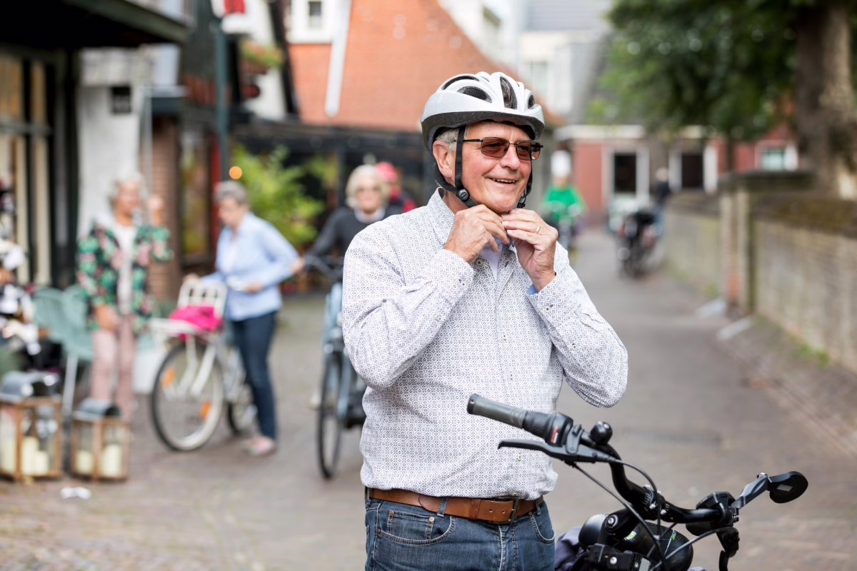 Doortrappen, man met fietshelm